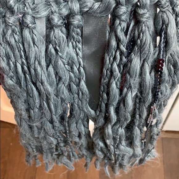 Knitted scarf - Picture 3 of 4